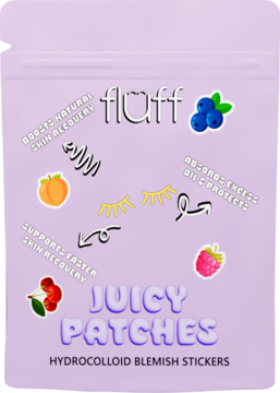 Fioletowe opakowanie hydrokoloidowych plastrów fluff Juicy Patches, z grafikami owoców i napisami o pielęgnacji skóry.