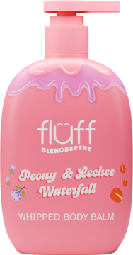Fluff Peony & Lechee Whipped Body Balm w różowej butelce z pompką, z ozdobnym wzorem "polewy", widok z przodu.