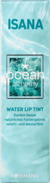 Opakowanie ISANA Water Lip Tint, kolor Ciemna Jagoda. Błękitne pudełko z falującym wzorem wody i napisem „ocean alchemy”.
