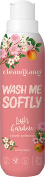 Różowy płyn do płukania tkanin Clean Gang Wash Me Softly Lush Garden, pionowa butelka z kwiatami i brzoskwiniami, widok z przodu.