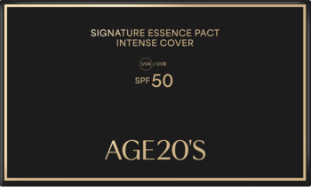 AGE20'S Signature Essence Pact, intensywnie kryjący podkład SPF 50, eleganckie czarne opakowanie z złotym brzegiem.