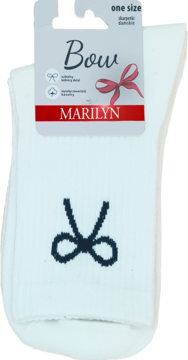 Białe skarpetki damskie Marilyn z czarną haftowaną kokardką na kostce, widok z przodu opakowania.