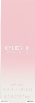 Kylie Skin Lip Oil, jasnoróżowe opakowanie kartonowe z białym logo i napisem 'LIP OIL', widok z przodu.