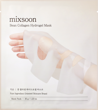 mixsoon Bean Collagen Hydrogel Mask: Przezroczysta, biała maska w płacie, trzymana w dłoni, widoczna struktura hydrożelu.