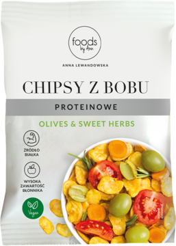 Białe opakowanie Foods by Ann Chipsy z Bobu Proteinowe Olives & Sweet Herbs, z ilustracją chipsów, oliwek i pomidorów.