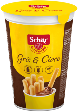 Schär Gris & Ciocc, bezglutenowe paluszki chlebowe do maczania w kremie kakaowym, w żółto-brązowym kubku.
