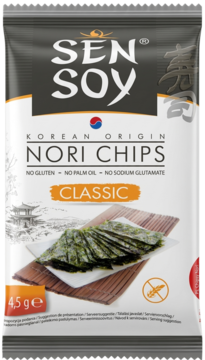 Sen Soy Nori Chips Classic, prażone algi w ciemnej saszetce 4,5g, z wizualizacją chipsów na matce bambusowej.
