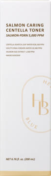 Biały kartonowy box toniku Salmon Caring Centella Toner Salmon-PDRN 5,000 PPM, widok z przodu, logo HB.