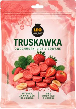 Różowa saszetka LEO Truskawka, owocmurki liofilizowane, z widocznymi kawałkami truskawek, bez dodatku cukru. Widok z przodu.