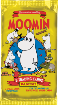 Żółta paczka kart kolekcjonerskich Moomin Panini, przód z Moominkiem i przyjaciółmi, napisy o 8 kartach.