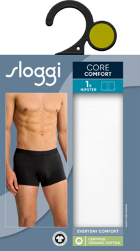 Sloggi men Core Comfort Hipster, czarne bawełniane bokserki na modelu, widoczne na opakowaniu z certyfikatem organicznej bawełny.