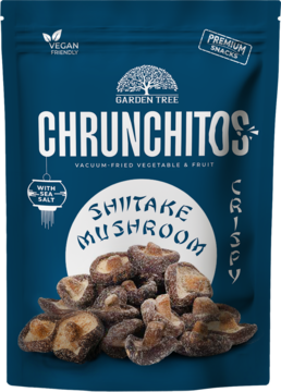 Granatowe opakowanie Garden Tree Chrunichitos Shiitake Mushroom Crispy. Z przodu stos brązowych chrupiących grzybów.