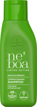 Zielony szampon Neboa Matcha Energy, Limited Edition, wzmacniający słabe włosy, z wytłoczonym liściem, widok z przodu.