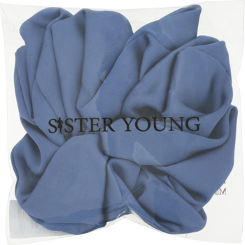 Delikatna szyfonowa scrunchie LILU Sister Young, niebieska, miękko ułożona, ukazująca zwiewną fakturę.