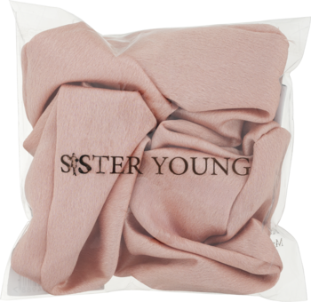 Różowa satynowa gumka do włosów Scrunchie LILU od Sister Young w przezroczystej torebce foliowej, widok z przodu.