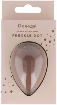 Donegal Freckle Dot, beżowe pudełko z brązową, łezkowatą gąbką do piegów ze stemplem, widok z przodu.