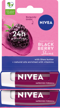 Zestaw NIVEA Blackberry Shine 2 pomadek do ust w różowym opakowaniu z jeżynami, zapewniający 24h nawilżenia.