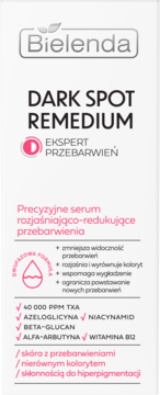 Bielenda DARK SPOT REMEDIUM serum na przebarwienia w białym pudełku z różowymi detalami, widok z przodu. Z TXA i B12.