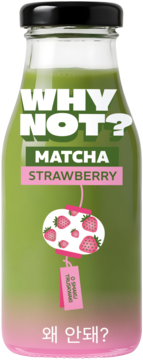 Szklana butelka Why Not? Matcha Strawberry z zielonym płynem, różowym dnem i etykietą truskawek, widok z przodu.
