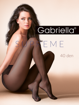 Czarne rajstopy Gabriella Supreme 40 den na modelce, pozującej na jasnym tle, widok na nogi.