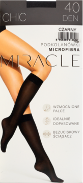 Opakowanie czarnych podkolanówek damskich CHIC MIRACLE 40 DEN z mikrofibry, na którym modelka je prezentuje.