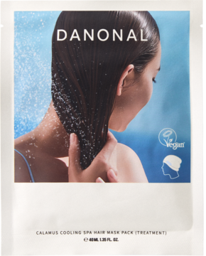 Danonal Calamus Cooling Spa Hair Mask w czepku, saszetka, kobieta z mokrymi włosami, niebieskie tło.