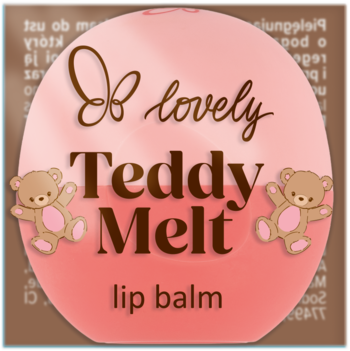 Różowa, okrągła etykieta balsamu do ust Lovely Teddy Melt z brązowym napisem, misiami i motylem u góry.