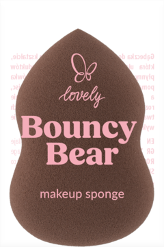 Brązowa gąbka do makijażu Bouncy Bear w kształcie łezki, z różowym napisem 'lovely' i 'makeup sponge'.