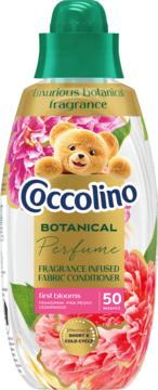 Biała butelka Coccolino Botanical Perfume First Blooms, 50 prań, z misiem i różowymi kwiatami, widok z przodu.