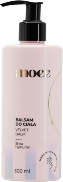 Moee Velvet Balm, balsam do ciała z shea i hialuronem w jasnoróżowej butelce z czarną pompką, przód.