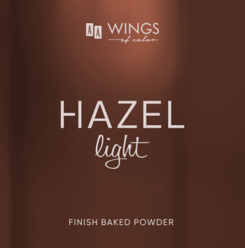 Ciemnobrązowa grafika z brandingiem pudru WINGS of color HAZEL light. Białe napisy: Finish Baked Powder.