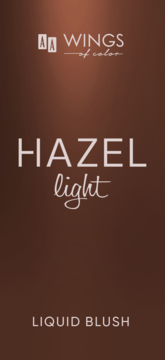 Wings of Color Hazel Light Liquid Blush. Białe logo, nazwa odcienia i typ produktu na brązowym tle.