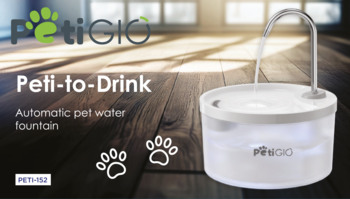 PeliGiO Peli-to-Drink, biała fontanna dla zwierząt z kaskadą świeżej wody, na tle ciemnego, drewnianego stołu.