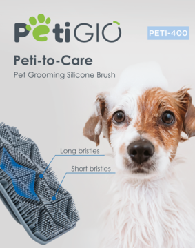 Peti-to-Care szczotka silikonowa do pielęgnacji, szara, z widocznymi wypustkami, obok wesołego psa.