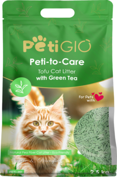 PetiGIO Tofu Cat Litter z zieloną herbatą, zielona saszetka, z puszystym rudym kotem i granulkami, widok z przodu.