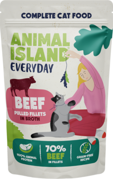 Biała torebka karmy dla kota Animal Island Everyday Beef Pulled Fillets in Broth. Z przodu ilustracja kota, kobiety i krowy.