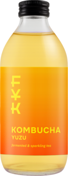 Przezroczysta butelka FOREVER YOUNG Kombucha Yuzu, fermentowany napój herbaciany, żółto-pomarańczowa etykieta, widok z przodu.