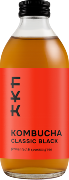 FOREVER YOUNG Kombucha Classic Black, butelka z czerwoną etykietą, widok z przodu, fermentowany napój.