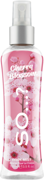 So...? Cherry Blossom Body Mist 100ml, różowa butelka z kwiatami wiśni, srebrny spryskiwacz, widok z przodu.