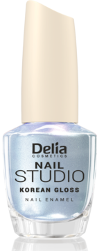 Lakier Delia Cosmetics NAIL STUDIO Korean Gloss, opalizujący jasnoniebieski, w szklanej butelce, widok z przodu.