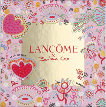 Lancôme x Barbara Cox, różowe pudełko z autorskimi, barwnymi wzorami kwiatów i serc. Złoty panel z logo.