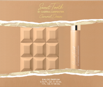 Zestaw Sweet Tooth Caramel Dream Sabrina Carpenter: perfumy EDP w kształcie czekolady i spray w beżowym opakowaniu.
