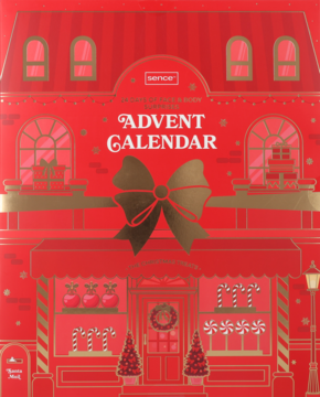 Czerwony kalendarz adwentowy Sence Collection The Christmas Treats w kształcie domku, ze złotymi detalami i dużą kokardą.