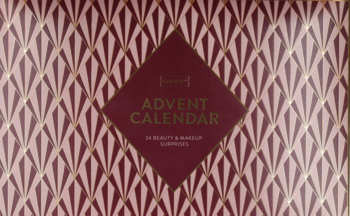 Sence Beauty Advent Calendar, burgundowe pudełko z geometrycznym wzorem i złotym napisem "ADVENT CALENDAR".