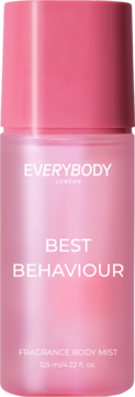 Różowy, przezroczysty body mist EVERYBODY LONDON BEST BEHAVIOUR, z białymi napisami, widok z przodu.