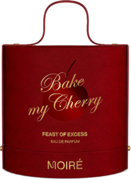 Woda perfumowana Bake My Cherry w cylindrycznym, czerwonym pudełku z uchwytem i złotym napisem, widok z przodu.