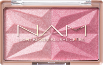 NAM Light Bloom Blushlighter, paleta różu i rozświetlacza, dwa różowe odcienie z geometrycznym wzorem, widok z góry.