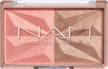 NAM Light Bloom Paleta różów i rozświetlaczy, brzoskwiniowo-szampańska, z reliefowym wzorem, widok z góry.