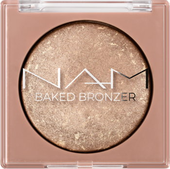 NAM Baked Bronzer, wypiekany rozświetlający bronzer do twarzy, złoto-brązowy, w kwadratowym kompakcie.