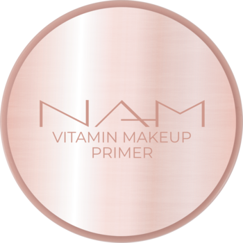 Emblemat NAM Vitamin Makeup Primer, okrągły, w kolorze różowego złota na czarnym tle. Baza pod makijaż.
